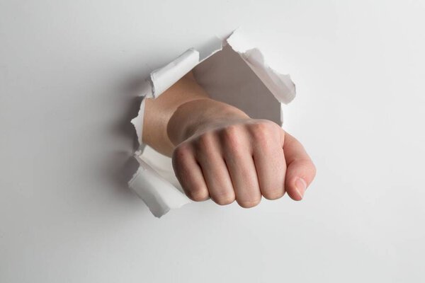 Кулак пробивает бумагу
