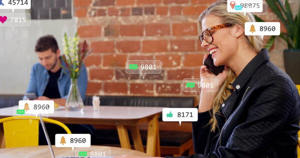 Звонок работнику в очках и куртке на смартфоне в кафе, с социальными оповещениями, копировальное место. Коворкинг, социальные медиа, цифровые коммуникации, стильный, городской, расслабляющий, современный