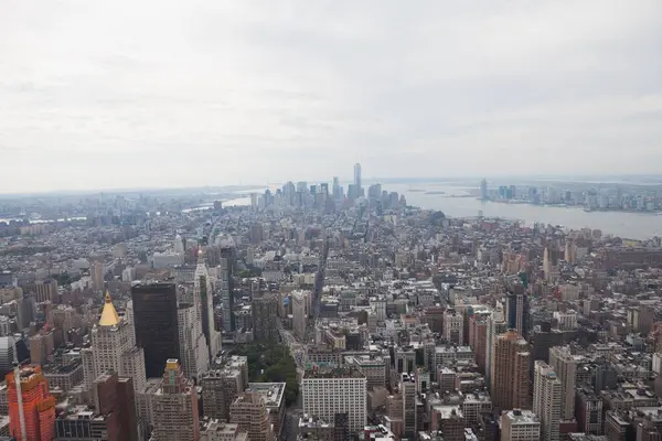 Geniş şehir silueti düz bir dizaynla gözler önüne seriliyor. Liman manzaralı gökdelenler var. Şehir manzarası, gökdelen mimarisi, şehir manzarası, metropol, modern tasarım, hava manzarası, gökyüzü manzarası