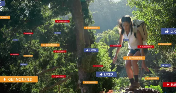 Tırmanışçı, sırtında sırt çantasıyla, üzerinde yüzen tebligat etiketleri olan çıkıntılar taşıyor. Kopya alanı. Macera, keşif, doğa, teknoloji, açık hava, canlılık, orman