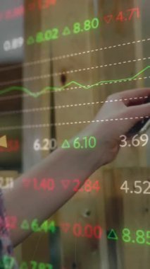 Akıllı telefonla ödeme yapan beyaz kadın hakkında veri işleme animasyonu. Küresel iş ve dijital arayüz kavramı dijital olarak oluşturulmuş video.