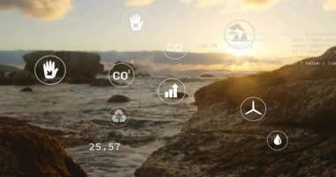 Güneş ufka doğru batıyor. Grafik simgelerinin kayalık körfezin üzerinde kaybolmasına neden oluyor. Canlı ölçümleri canlandırıyor. Çevre, sürdürülebilirlik, veri görselleştirme, okyanus, yenilenebilir enerji, teknoloji, analitik