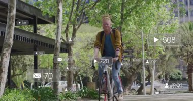 Bisikletçi sürüş yolu, öne pedal çevirmek sosyal bağlılık gösteren animasyon teknolojisi ölçümleri üretmek. Kentsel, etkinlik, modern, fitness, açık hava, enerjik, teknoloji