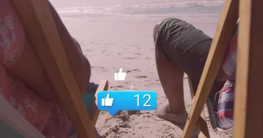 Plaj sandalyesinde oturan anne ve oğul yüzen sosyal simgeler gibi görünüyor. Sayıları artıyor. Rahatlama, açık hava, rahatlama, arkadaşlık, manzara, sıcaklık, bağlantı