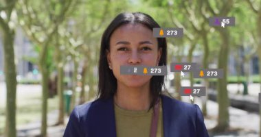 İçerik yaratıcısı, sosyal medya simgelerine tepki veriyor. Gülümserken yüzünün etrafında dönüyorlar. Kentsel, yaşam tarzı, dijital, teknoloji, gündelik, pozitiflik, katılım