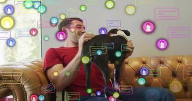 Köpek göğsüne yaslanırken kanepede köpek besleyen adam sosyal medya ikonlarının yoğunlaşmasına neden oluyor. Şefkat, rahatlama, arkadaşlık, konfor, rahatlık, yaşam tarzı, minimalizm