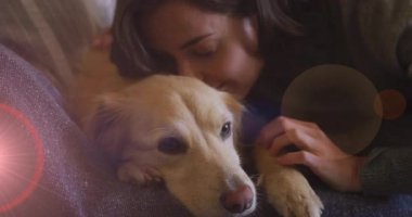 Gri kanepede köpeğe yaslanan ve onu okşayan bir kadın, sağlık için canlandırılmış kalp ikonu üretiyor. Şefkat, arkadaşlık, rahatlama, konfor, sıcaklık, şefkat, sadakat.