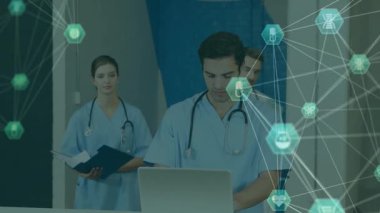 Tıbbi ekip bilgisayarda tableti bağlayan yeşil büyü ağıyla yazarken verileri inceliyor. Sağlık, işbirliği, dijital, yenilik, profesyonellik, takım çalışması, teknoloji