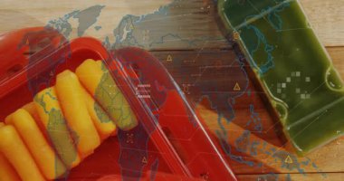 Haritanın ortaya çıkışında görüntü kayboluyor, kamera veri gösterimi için yemek tepsisinin üzerinde sebzelerle yer değiştiriyor. Taze üretim, dijital teknoloji, veri görselleştirme, sağlıklı beslenme, doğal malzemeler, beslenme, modern tasarım