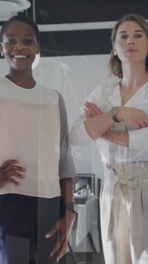 Ofisteki çeşitli iş adamları üzerinde finansal veri işleme animasyonu. Küresel finansman, iş ve dijital arayüz kavramı dijital olarak oluşturulmuş video.