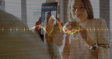 Uygulama demosu, ses eşleştirmesi yaparken telefon kaydı yapan adamın fincanı yudumladığını gösteriyor. Gündelik, romantik, iletişim, teknoloji, ev, yaşam tarzı, samimiyet