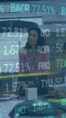 Ticaret kurulunun animasyonu, toplantıda strateji planlayan çok ırklı iş arkadaşlarının grafikleri. Dijital bileşik, çoklu pozlama, ofis, rapor, borsa, yatırım ve teknoloji.