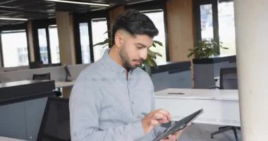 Dijital çarpıtma tablet etkileşimini başlatıyor profesyonel kaydırma içeriği keşfediyor. Teknoloji, yenilik, çalışma alanı, iletişim, dijital, modern, üretkenlik