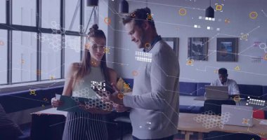 Adam tablet sürücü verilerini kaydırırken, kız da klasör ölçümlerini inceliyor. İşbirliği, takım çalışması, yenilik, veri görselleştirme, modernleşme, dijital, iletişim