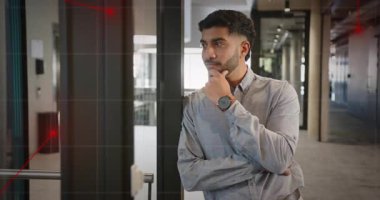 Ofisteki adam cam kapıya yaslanıyor, kırmızı lazerleri tarayıp saati çalıştırıyor. Şirket, teknoloji, fütüristik, minimalist, profesyonel, kentsel, dijital