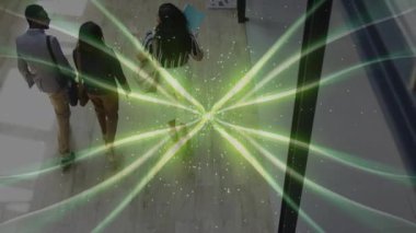 Yeşil fraktal kaplama adımlarla atarken iş ekibi salona giriyor ve projeyi tartışıyor. İşbirliği, takım çalışması, yenilik, şirket, modern, teknoloji, profesyonel