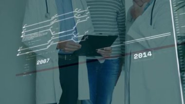 Animasyon çizgileri, tablet süpürme, doktor tıkırtısı olan iki doktor hastaya danışmanlık yapıyor. Tıbbi, profesyonel, dijital, veri, analitik, danışma, sağlık