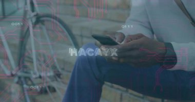 Akıllı telefonu dinleyen ve pembe teknolojiyi çalıştıran bir adam. Hacklenmiş durumları ortaya çıkaran ikili sistem. Dijital, kentsel, modern, siber güvenlik, teknoloji, izleme, bağlantı