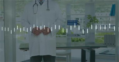 Animasyon dalga formu doktorun üzerinden kayarken kamera da tıbbi izleme için uzaklaşıyor. Sağlık, sağlık, teşhis, profesyonel, teknoloji, hastane, analiz