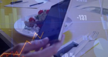 Akıllı telefonu yakalayan, açıları ayarlayan ve veri tabloları gösterilirken avokado tostunu çerçeveleyen eller. Yemek fotoğrafçılığı, günlük yemek, dijital analiz, yaşam tarzı, modern, canlı, kompozisyon