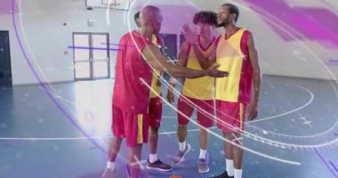 Basketbol koçu topu işaret ederek, takımına dijital girdaplarla dolu bir yerde rehberlik ediyor. Spor, takım çalışması, birlik, motivasyon, atletik, eğitim, dijital