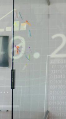 Mali veri işleme animasyonunun ofisin genel bakış açısına göre oluşturulması. İş, finans ve dijital arayüz kavramı dijital olarak oluşturulmuş video.