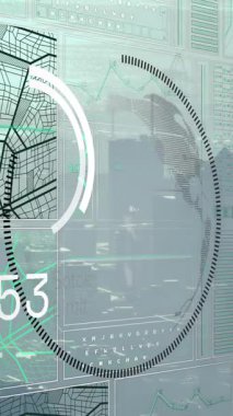 Dönen küre üzerinde veri işleme arayüzü ile şehir manzarasının havadan görüntüsüne karşı animasyon. Bilgisayar arayüzü ve iş teknolojisi kavramı