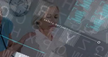 Hemşireler hastalara steteskop takarak sağlık kontrolüne giriyor ve onları dijital olarak üst üste koyuyor. Sağlık, muayene, teşhis, destek, teknoloji, arayüz, tıbbi