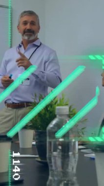 Ofisteki çeşitli iş adamları üzerinde finansal veri işleme animasyonu. Küresel finans, iş, bağlantılar, hesaplama ve veri işleme kavramı dijital olarak oluşturulmuş video.