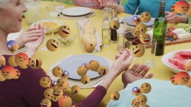 Bahçe verandasında grup halinde alkışlamak, yemek pazarlamasını vurgulayan girdap halinde bir emoji bulutuna neden oluyor. Kutlama, eğlence, açık hava, yaşam tarzı, canlılık, coşku, arkadaşlık.