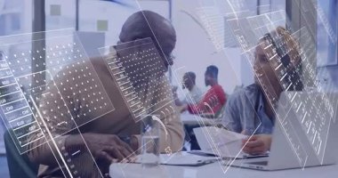 Akıl hocası yazılı belgeleri tarıyor ve eğitim notlarında rehberlik ederken zamanı takip ediyor. İşbirliği, bilgi, rehberlik, eğitim, profesyonellik, takım çalışması, odaklanma