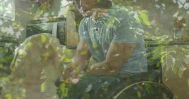 Hastanın yanındaki terapist pozisyonu, ayak test aralığını yaprak kaplama çözme kliniği olarak kaldırıyor. Rehabilitasyon, terapi, sağlık, açık hava, doğa, destek, değerlendirme