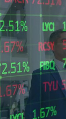 İş adamları üzerinde finansal veri işleme animasyonu. küresel iş, bağlantılar ve veri işleme kavramı dijital olarak oluşturulmuş video.