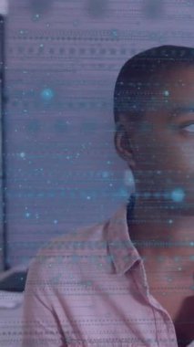 Ofisteki çeşitli iş adamlarından oluşan bir animasyon. Küresel iş, finans ve dijital arayüz kavramı dijital olarak oluşturulmuş video.