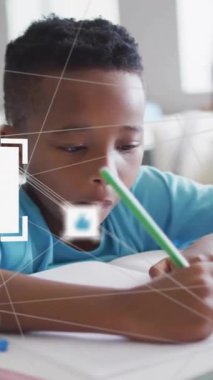 Afro-Amerikan okul çocuğu yerine simgelerle bağlantı ağının animasyonu. Dijital olarak oluşturulmuş küresel bağlantılar, eğitim, iletişim ve dijital arayüz kavramı.