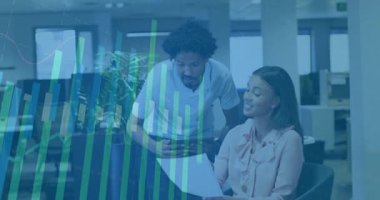 Ofisteki iş arkadaşları akıllı telefonları dinliyor ve grafiğe işaret ediyor, çizelge verilerini canlandırıyor. İşbirliği, veri analizi, iş dünyası, takım çalışması, modern, profesyonel, teknoloji