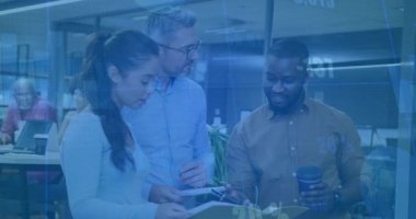 Üç meslektaş tableti çıkartıyor ve rapor çizelgelerini üst üste koyup iş incelemesi için güncelliyor. İşbirliği, analitik, yenilik, takım çalışması, iş dünyası, dijital, ofis