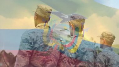 Kamuflajlı askeri birlikler, bayrak kaplamaları ve gün ışığında bayrağı selamlayan askerler. Vatanseverlik, disiplin, yoldaşlık, tören, açık hava, cesaret, birlik