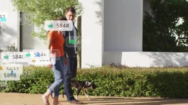 Yürüyen bir çift sosyal medya bildirimi başlatarak çevrede geziniyor. Romantik, dijital, iletişim, açık hava, bağlantı, yaşam tarzı, modern