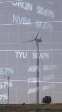 Rüzgar türbinleri üzerinde finansal veri işleme animasyonu. Küresel rüzgar enerjisi, çevre, finans, iş, bağlantılar, hesaplama ve veri işleme kavramı dijital olarak oluşturulmuş video.
