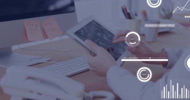 Kadın ofis çalışanı tablet alıyor ve ilerleme çubuklarını ve çizelgeleri etkinleştirmek için ekranı tıkırdatıyor. Teknoloji, analitik, veri, dijital, iş, çalışma alanı, yenilik