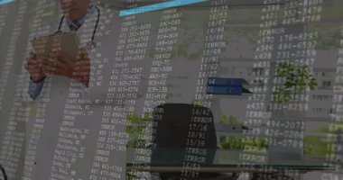 Klinikteki tableti inceleyen doktor, hata günlüğü örtüşmesi görünen, kaydıran, renklendirme hatası kodları. Tıbbi, teknoloji, veri, analiz, profesyonel, tanı, yazılım