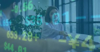 Asyalı bir kadının iş arkadaşına rapor vermesi, rakamları vurgulayan animasyon finans rakamlarına neden oluyor. İş, takım çalışması, işbirliği, profesyonel, iletişim, şirket, strateji