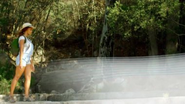 Yürüyüşçü yolda yürüyor, denge için kollarını uzatarak hareket sahnesini zayıflatmaya başlıyor. Macera, keşif, doğa, yolculuk, vahşi doğa, dinginlik, açık hava