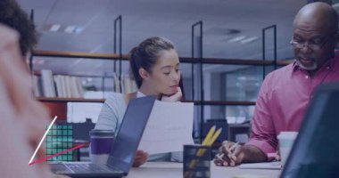 Beyaz ok, iş toplantısında çıta ve çizgi çizelgesini yükselterek akımları analiz ediyor. İşbirliği, analitik, veri görselleştirme, takım çalışması, kurumsal, profesyonel, yenilik