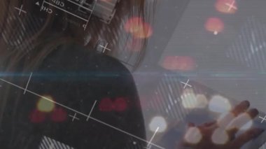 Veri analisti kadın sağ elini kaldırıyor ve düşen finans hattı grafiğini yükselen bir düğüme dönüştürüyor. Teknoloji, finans, analitik, dijital, yenilik, modern, iş