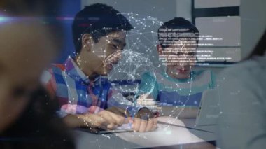 Sınıf arkadaşları Edtech için holografik ağ küresi içeren tableti tıklatıyorlar. Teknoloji, eğitim, yenilik, fütürizm, işbirliği, dijital, sınıf