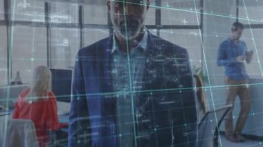 Açık mavi şebeke ofis boyunca yüzüyor, çizgiler ağları gösterirken yönetici adım atıyor. Teknoloji, takım çalışması, yenilik, işbirliği, dijital, profesyonel, modern