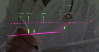 Doktor tableti tıkırdatıyor ve şamdan grafiği ve eğilim eğrileri ile tıbbi çizelgeler hazırlıyor. Sağlık, tanı, analitik, teknoloji, ilaç, veri görselleştirme, profesyonel