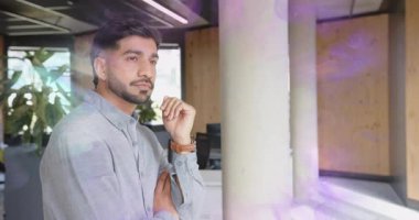 Adam şehre pencereden bakıyor ve ortak ofiste iş fikrini gözünün önüne getirirken sakal ovuyor. Profesyonel, tefekkür, modern, kentsel, çalışma alanı, yenilik, odaklanma